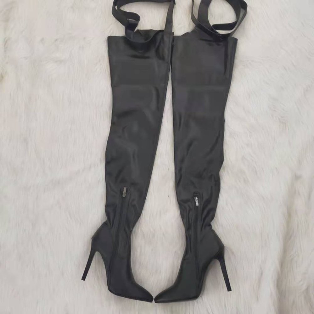 Thigh high black boots with belt - Picture 7 of 17